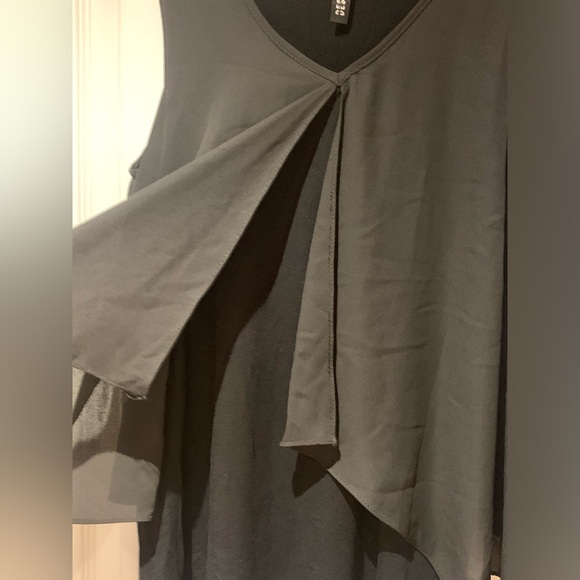 Design Lab black top with slit detail, size M - Picture 2 of 5